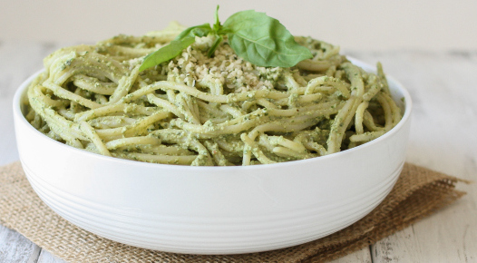 Un pesto alternativo con i semi di canapa al posto dei pinoli