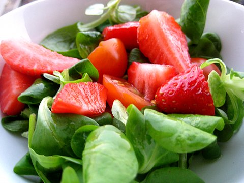 Insalata di fragole, rucola, valeriana e pinoli