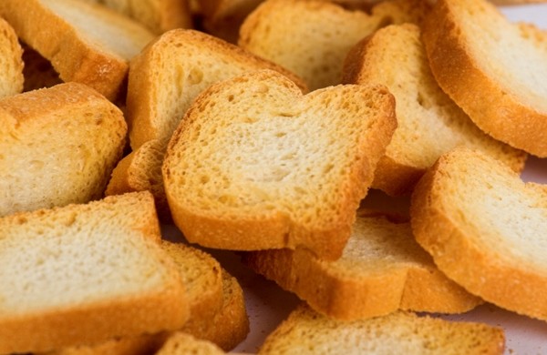 Mangiare le fette biscottate al posto del pane: un’abitudine sempre più diffusa